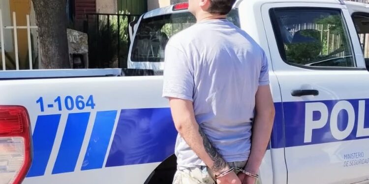 La Policía detuvo a un hombre que intentó sustraer bienes de una vivienda