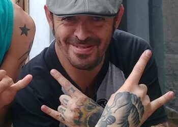 Un reconocido tatuador fue asesinado a puñaladas a pocos metros de la Jefatura de Policía