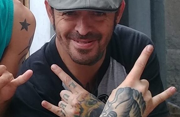 Un reconocido tatuador fue asesinado a puñaladas a pocos metros de la Jefatura de Policía