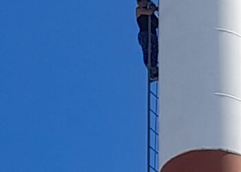 Trabajadora del municipio fue despedida y amenazó con tirarse de una antena de telefonía