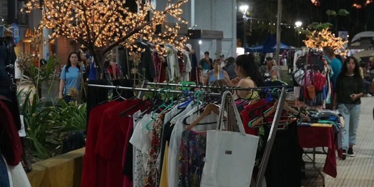 La Feria de Moda Circular llenó de emprendedores el Paseo del Padre.