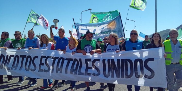 Reclamo Inter sindical frente a Terrazas del Portezuelo.