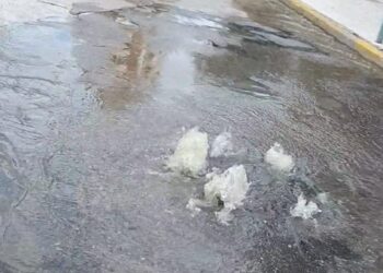 Cloacas colapsaron en Avenida Illia