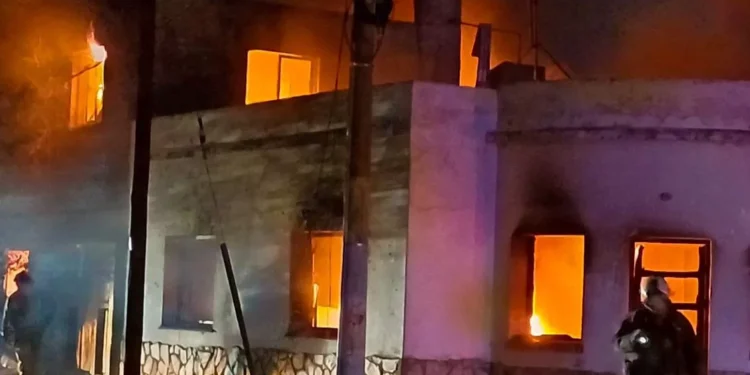 Bomberos Voluntarios combatieron un incendio en una vivienda en calle Italia