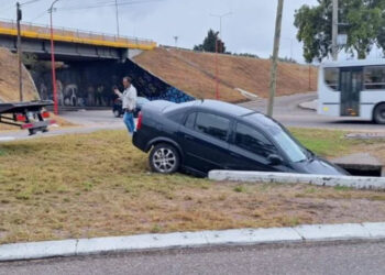 Un auto se metió dentro de un canal en la ruta 3