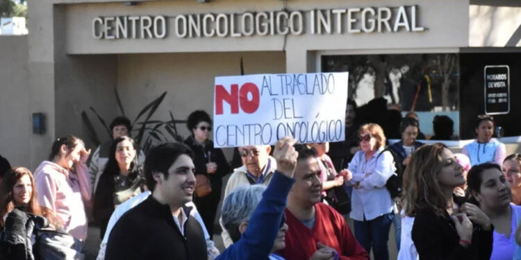 Triste: Pacientes del Centro Oncológico reclaman por falta de medicamentos y por evitar el traslado de esa institución de salud.