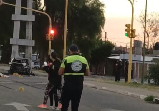 Un camión de bomberos y un vehículo chocaron en el corredor vial. Falleció una persona