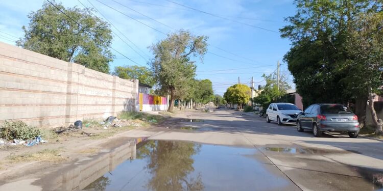 Aguas servidas hace días por rotura de caño.