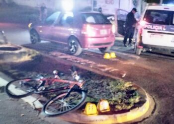 Un auto embistió a una mujer que circulaba en bicicleta en el Corredor Vial y Riobamba
