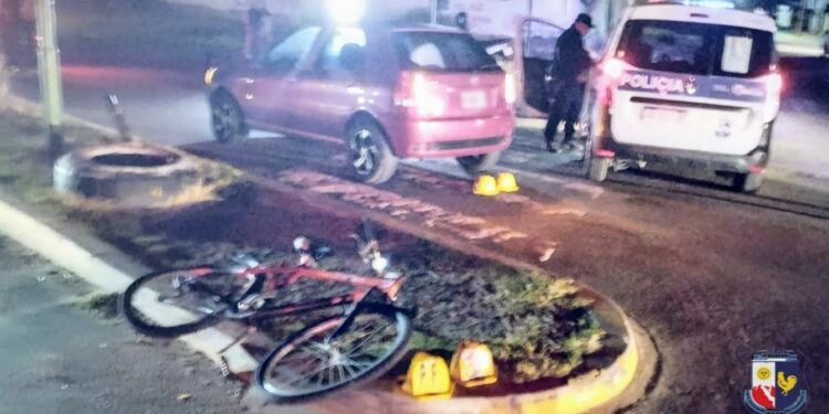 Un auto embistió a una mujer que circulaba en bicicleta en el Corredor Vial y Riobamba