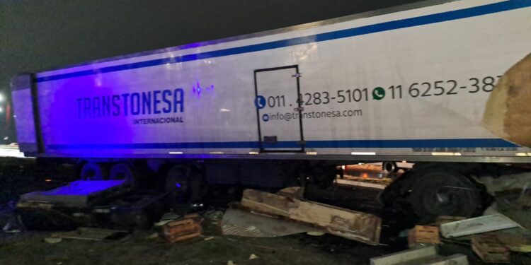 Un camión se quedó sin frenos y chocó