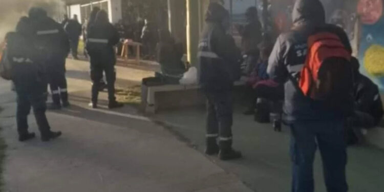 Forcejeos e insultos de funcionarios municipales a quienes reclamaban en un paro en Serba
