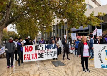 Continúa el reclamo de judiciales y personal de salud