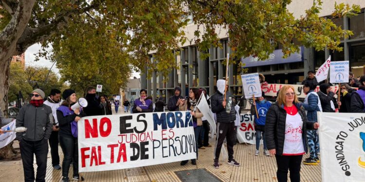 Continúa el reclamo de judiciales y personal de salud