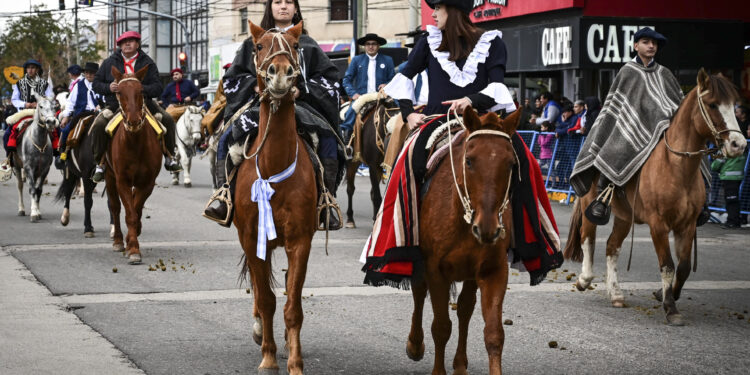 El frío no logró apagar el espíritu de Mayo que emanó el desfile por las calles de San Luis
