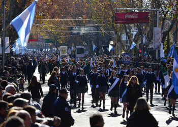 Hay tiempo hasta el miércoles 15 para inscribirse al desfile del 25 de Mayo