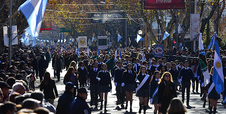 Hay tiempo hasta el miércoles 15 para inscribirse al desfile del 25 de Mayo
