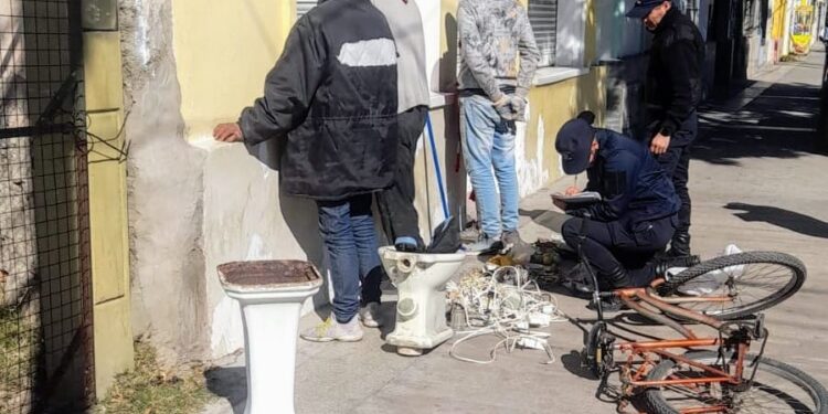 La Policía demoró a tres sujetos que robaron elementos de un domicilio