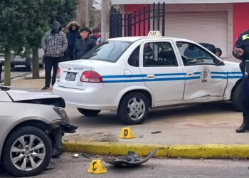 Fuerte choque en la avenida Perón: un taxi terminó contra las rejas de una casa