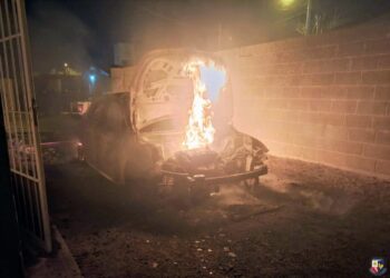 Un auto se incendió en una vivienda del barrio 400 Viviendas Sur