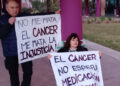 Una paciente oncológica tuvo que encadenarse frente al Ministerio de Salud para que le den la medicación