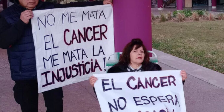 Una paciente oncológica tuvo que encadenarse frente al Ministerio de Salud para que le den la medicación