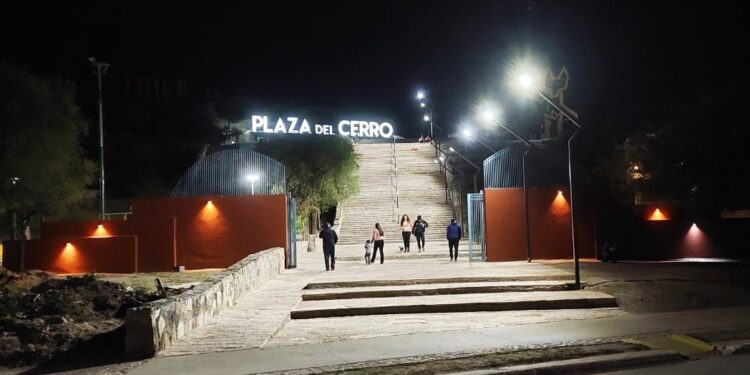La obra de renovación de la Plaza del Cerro entró en la etapa final