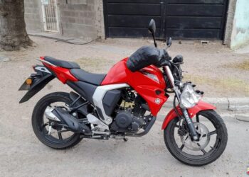 Robó una moto, no la supo manejar, cayó y salió huyendo