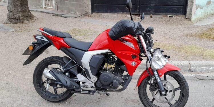 Robó una moto, no la supo manejar, cayó y salió huyendo