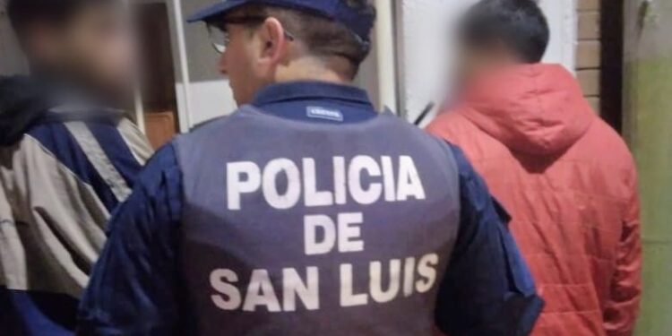 Demoraron a dos jóvenes que intentaron abrir un auto con intenciones de robo