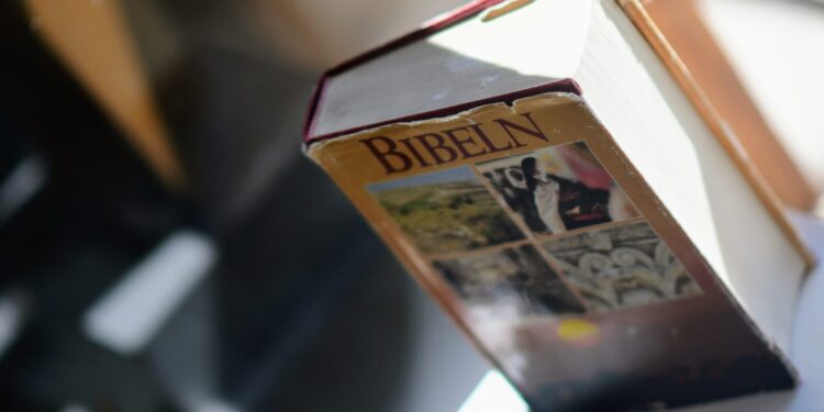 El Muhsal inauguró una muestra de biblias antiguas