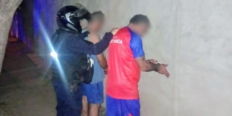 Demoraron a dos sujetos por ocasionar disturbios en la vía pública y por resistencia a la autoridad
