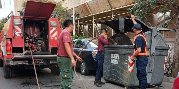 La Policía demoró a un hombre que incendió un contenedor