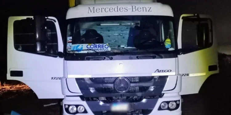 Paró a comer, le hirieron las piernas y le robaron el camión