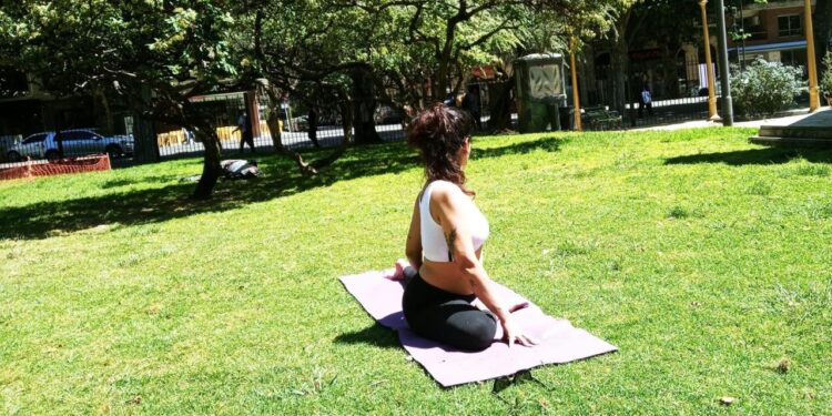 Ofrecen clases de yoga en el Parque de las Naciones