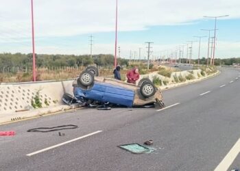 Dos personas heridas por el vuelco de un vehículo en la ruta Pescadores