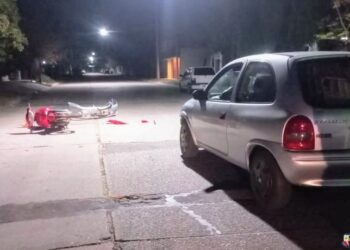 Un hombre y una joven resultaron heridos tras el choque entre una motocicleta y un auto