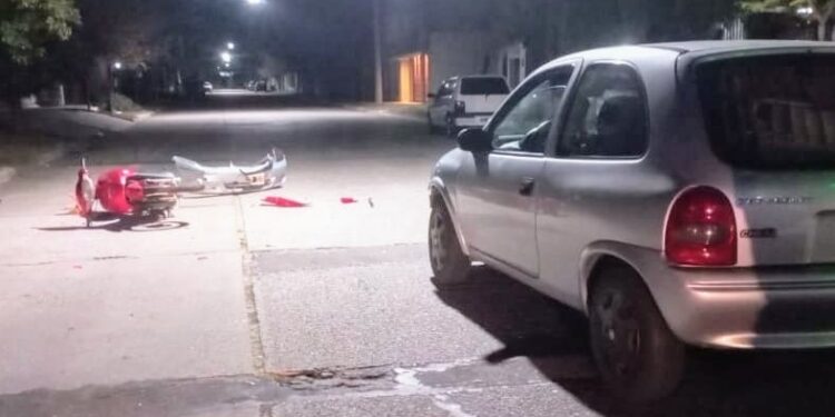 Un hombre y una joven resultaron heridos tras el choque entre una motocicleta y un auto