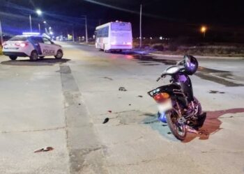Un joven fue hospitalizado tras el choque entre una moto y un colectivo
