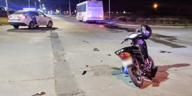 Un joven fue hospitalizado tras el choque entre una moto y un colectivo
