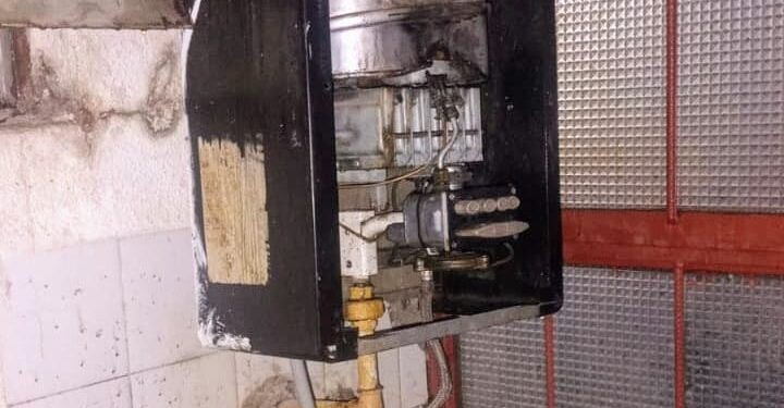 Dos adolescentes fueron hospitalizados tras sufrir una intoxicación por inhalar gas debido a un desperfecto en un calefón