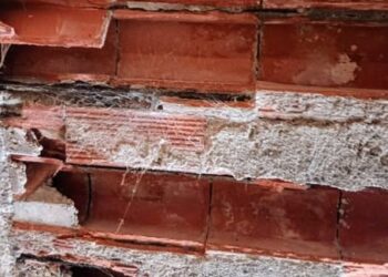 Una bebé, una niña y un hombre resultaron heridos tras el desprendimiento de una parte del techo de una vivienda