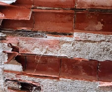 Una bebé, una niña y un hombre resultaron heridos tras el desprendimiento de una parte del techo de una vivienda