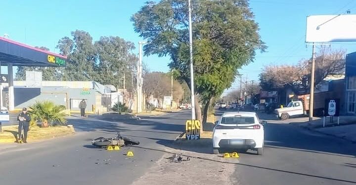 Un joven resultó herido tras el choque entre una motocicleta y un automóvil