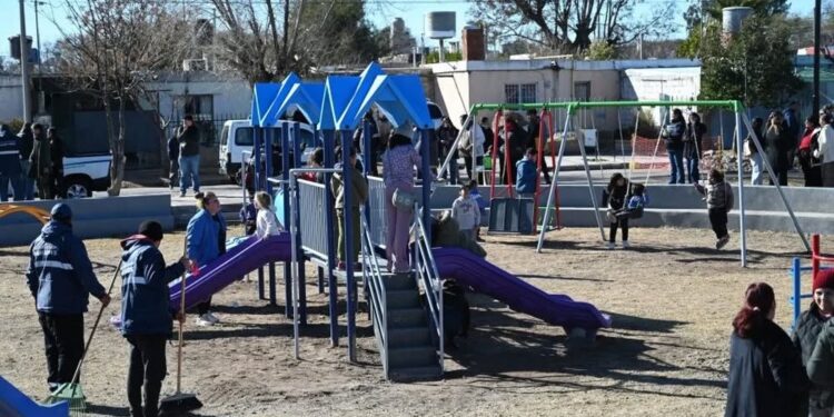 Poggi e Hissa inauguraron la renovación de la plaza del barrio Kennedy