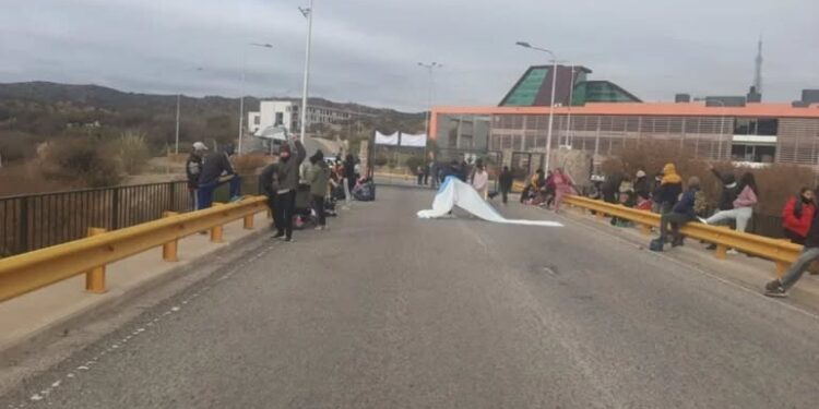 Vecinos del barrio “La Vecindad” reclamaron en Casa de Gobierno