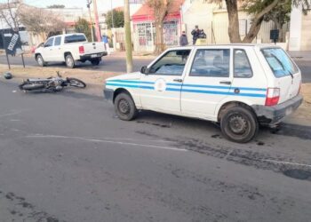 Un joven fue hospitalizado tras sufrir lesiones al caer a la carpeta asfáltica por el hielo y ser embestido por un vehículo posteriormente