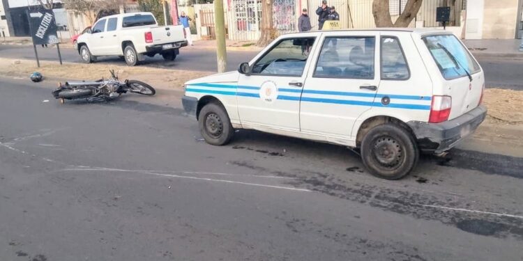 Un joven fue hospitalizado tras sufrir lesiones al caer a la carpeta asfáltica por el hielo y ser embestido por un vehículo posteriormente
