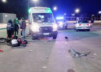 Dos personas resultaron lesionadas tras un choque entre una moto y un auto; uno de los conductores dio positivo en el alcotest.