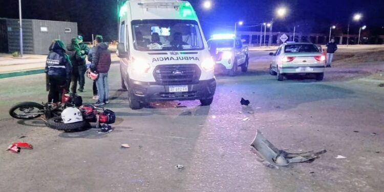Dos personas resultaron lesionadas tras un choque entre una moto y un auto; uno de los conductores dio positivo en el alcotest.